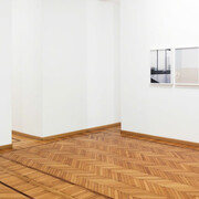 Jamais laisser les photos trainer. Courtesy of Galleria Monica De Cardenas