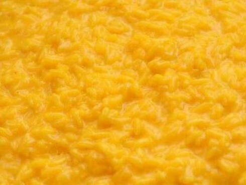 Risotto alla milanese piatto tipico della tradizione lombarda, in Nord Italia