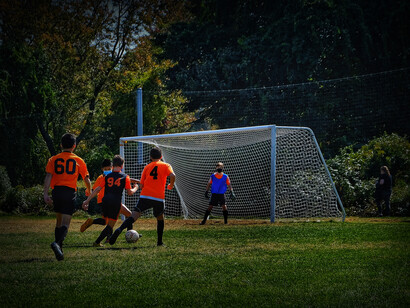 Entrenamiento de futbol de un equipo escolar