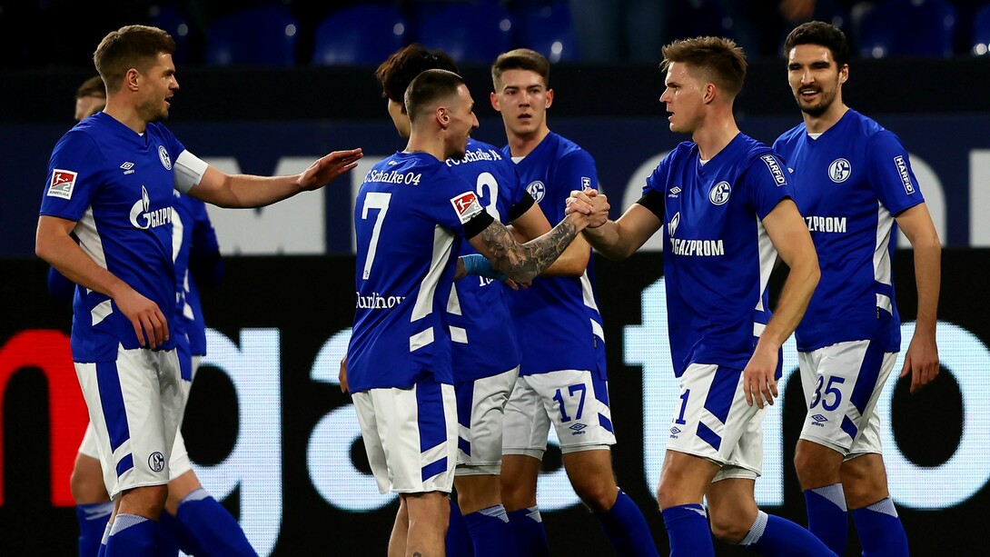 Das Logo des russischen Staatskonzerns Gazprom auf den Trikots des deutschen Fußballvereins FC Schalke 04
