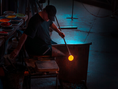 Lavorazione del vetro. L'artigianato italiano non è solo un fenomeno artistico e culturale, ma anche un legame con le radici del passato e una celebrazione della creatività umana