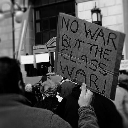 Un cartel que reza que la única guerra es la guerra de clases