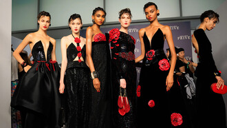 Modelos vestem Haute Couture para a Privê Giorgio Armani em Paris, Coleção Outono 2023
