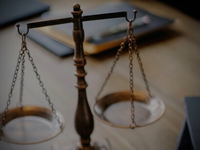 A busca por justiça reflete o desejo humano por uma sociedade mais equitativa