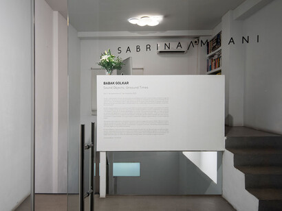 Babak Golkar, Sound objects; unsound time, vista de exhibición. Cortesía de la Galería Sabrina Amrani 
