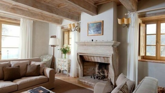 The wide lounge of a Tuscany villa 