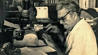 Luís da Câmara Cascudo. "Canto de muro" é, de fato, um “romance de costumes”, como o classifica, com humor, o subtítulo. Mas, um romance de costumes que se debruça no mundo dos animais, tendo como personagens insetos, aves, répteis, pequenos mamíferos moradores e visitantes de um quintal abandonado, o canto do muro velho, em Natal, onde árvores, trepadeiras, chão, ruínas e refugos guardam existências miúdas em constante sobressalto.  Afirma-se como romance que fixa elementos da fauna e da flora, uma geografia regional e explora ditos, sabenças e práticas do Nordeste brasileiro. Mesmo enriquecendo a singularidade do espaço, ao colocá-la na esteira da história dos homens e da chamada história natural e ao buscar vínculos com outras regiões do Brasil, privilegia sempre a tonalidade do folclore