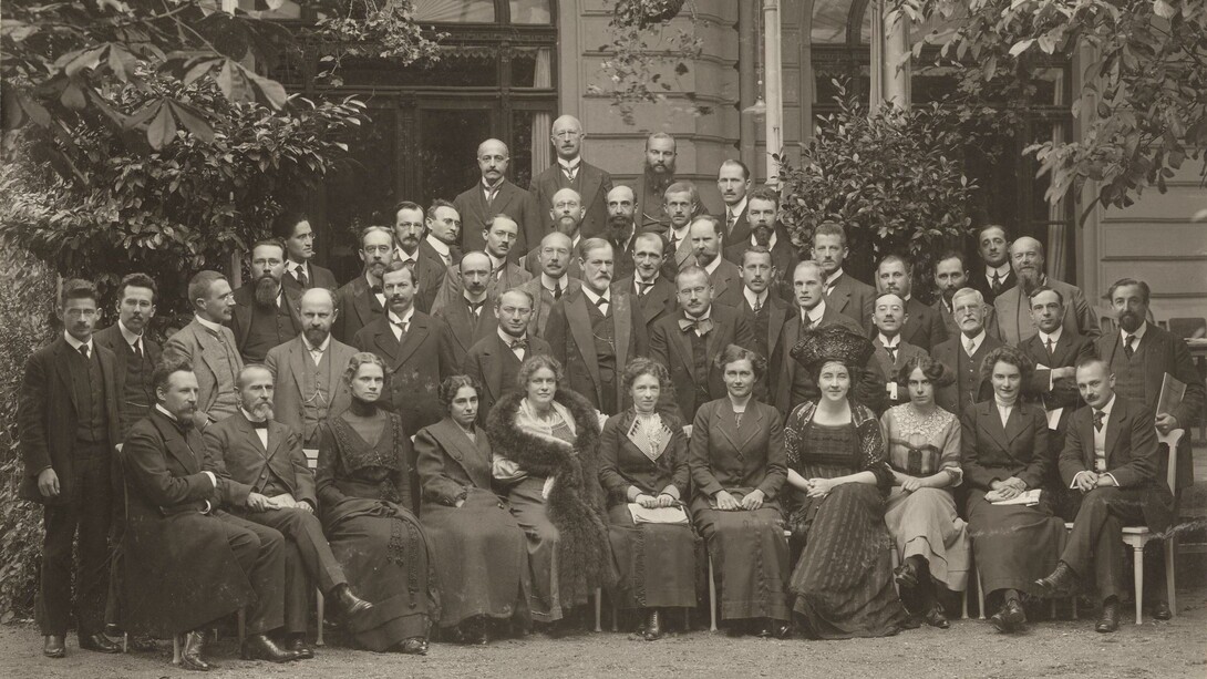 Foto de familia del Congreso Internacional de Psicoanálisis celebrado en Weimar en 1911. En el centro de la imagen, Freud y Jung (apoyándose en el respaldo de una silla). A la derecha de Freud, Ferenczi, y sentada delante de este, Lou Andreas-Salomé, musa de poetas como Rilke y a quien el propio Nietzsche propuso matrimonio