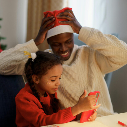 Reflexões sobre como filmes natalinos podem resgatar memórias e trazer debates sobre o impacto da tecnologia nas famílias
