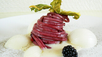 Spaghetti   in salsa di More e Pepe guarniti con crema di Cipolle bianche e Basilico in pastella