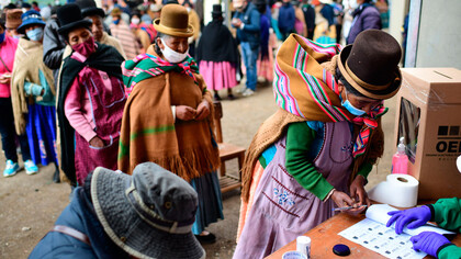 Indígenas bolivianos ejercen su derecho al sufragio