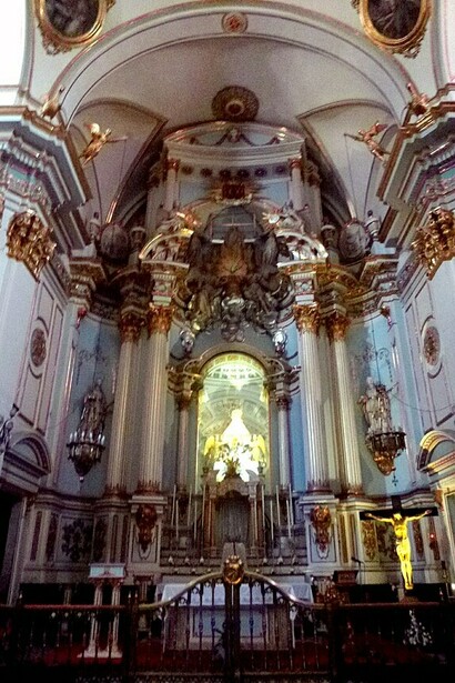 En el interior del templo el rey fue cumplimentado por la Cofradía y Camareras de Nuestra Señora de Monserrate, se escuchó la Marcha Real del P. Otaño dirigida por Vicente Avellana.
Santuario de Nuestra Señora de Monserrate, Orihuela, Alicante, España