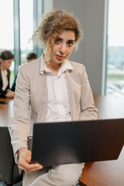 O arquétipo do mago visa compreender as leis do universo e transformá-las em uma vida próspera, simbolizando a conexão com o impossível