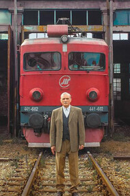 O Diário de um Maquinista explora a introspecção de um maquinista marcado por tragédias involuntárias e contrasta o humor com o drama para refletir sobre a vida, a morte e os medos que carregamos