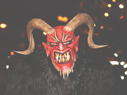 Il costume dei Krampus, fatto di pelliccia e cenci scuri