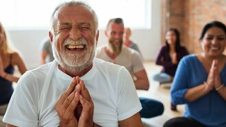 A prática da meditação em grupo ajuda idosos a fortalecerem conexões sociais, melhorarem a saúde mental e criarem um senso de pertencimento