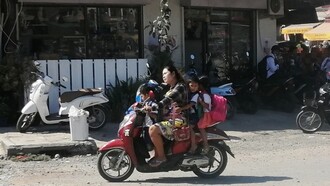 Koh Kong, mamma con bambini in scooter