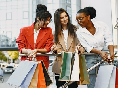 Shopping compulsivo. Gli psicologi, che studiano il fenomeno dello shopping compulsivo, sostengono che le persone sentono il bisogno, non tanto dell’oggetto che desiderano comprare, quanto del gesto stesso dell’acquisto