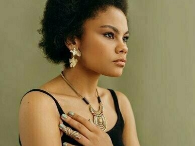 Nas primeiras expressões espirituais da humanidade, as figuras femininas dominavam o panteão simbólico. A Deusa Mãe, em suas múltiplas versões, era o centro de culto e de organização social. Em sítios neolíticos como Çatalhöyük (Turquia) e Malta, encontramos vestígios de cultos a divindades femininas ligadas à fertilidade, aos ciclos lunares e à morte como passagem



