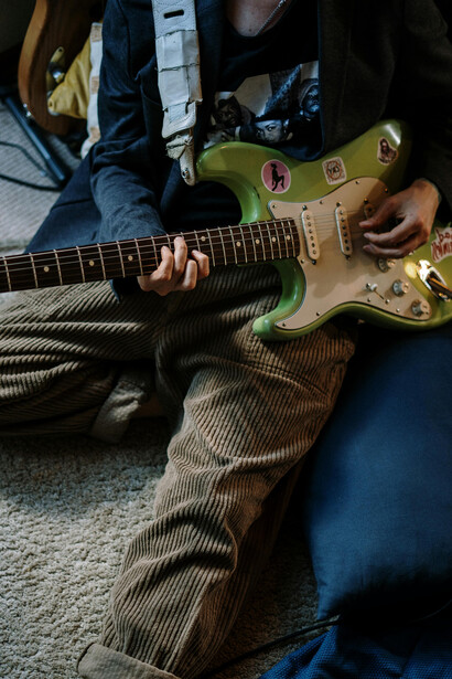 A evolução tecnológica modificou a criação musical, incorporando elementos eletrônicos e digitais, tornando a música eletrônica uma tendência mundial