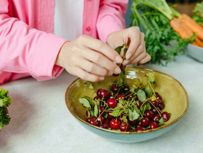 Las propiedades texturales, como la dureza o suavidad, influyen en cómo percibimos los alimentos y si nos resultan agradables o no