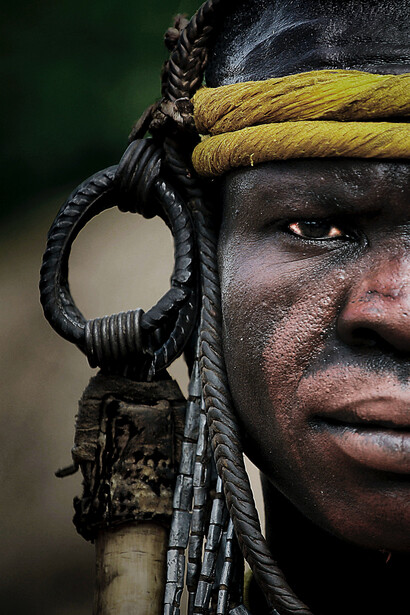 Indigène. Il reste encore du souffle et de la créativité humaine, réduite toutefois à la découverte créative de quoi manger et où dormir, bref, de comment inventer, comment créer des formes de survie, pour ceux que l’on considère comme le rebut de la terre
