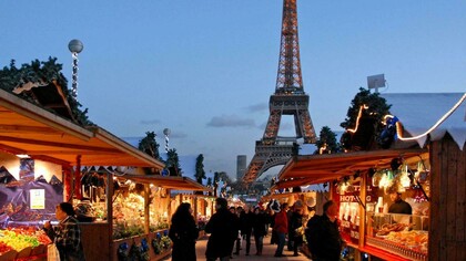 París. Mercadillo navideño en el Trocadero bajo la mirada de la Torre Eiffel