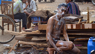 Ragazzo che si lava in uno slum