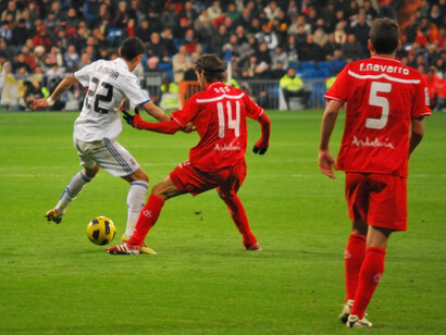 Atravesó por varias lesiones que lo alejaban de la cancha en momentos claves. Ángel di María. La liga 19-12-2010, Real Madrid 1 - Sevilla 0, Madrid, España