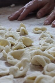 Pasta fresca lavorata a mano sul tavoliere. Orecchiette e strascinati: la tradizione della pasta fresca fatta a mano nel sud Italia