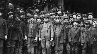 Lewis Hine; Chicos rompedores trabajando en Ewen Breaker. S. Pittston, Pensilvania, 1911
