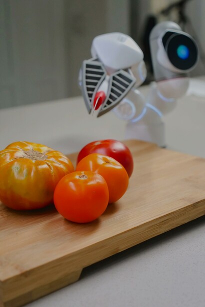 Robô com AI corta tomates