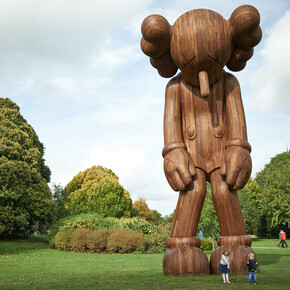 KAWS, SMALL LIE (2013), Afromosia, H1000cm x W464cm x D427.2cm, courtesy the artist and YSP