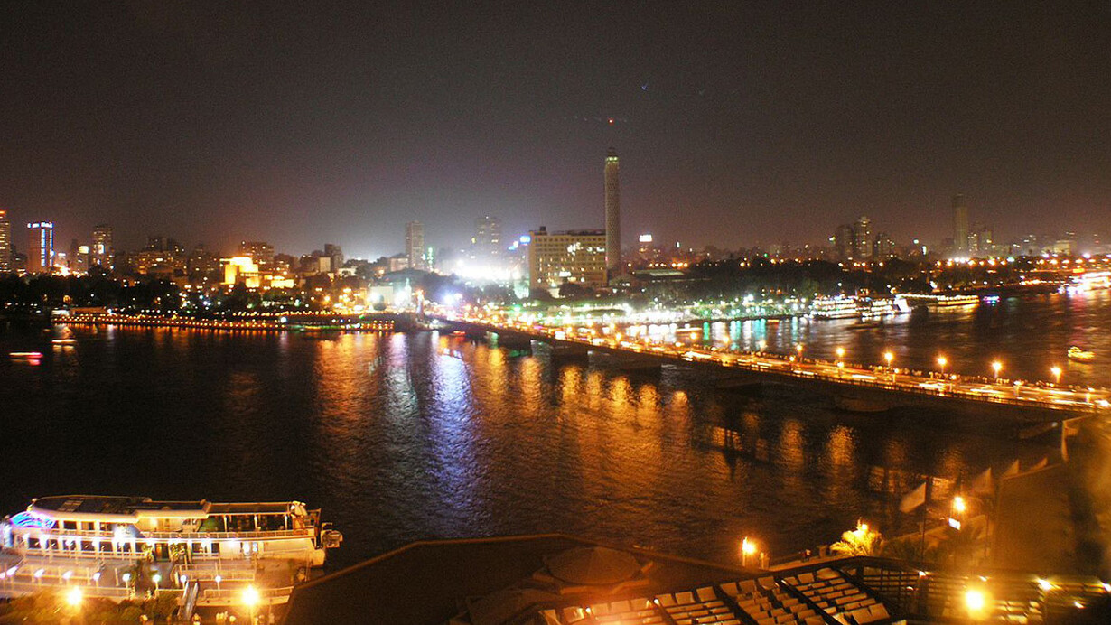 Egitto, Il Cairo: Kasr el Nil Street prosegue lungo il ponte omonimo