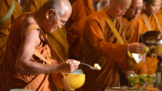 Un pasto di monaci buddisti