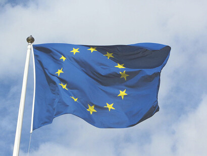 Bandiera UE. L’accordo sottoscritto l’UE di fatto sosterrà indirettamente le centinaia di imprese a partecipazione italiana esistenti in Tunisia e mira a rafforzare i rapporti di cooperazione a sostegno della gestione delle opere finanziate dall’UE già realizzate e di quelle in programma, oltre ad influire sui buoni rapporti esistenti tra i tunisini e le famiglie di origine italiana ivi presenti da oltre un secolo