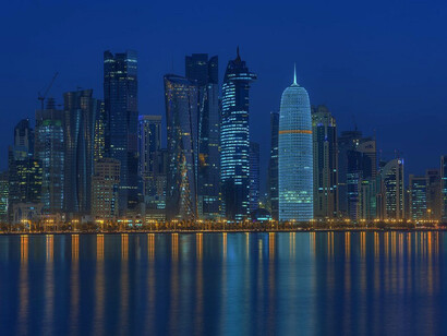 Tras la crisis del bloqueo (2017–2021), Doha también mostró una política pragmática: resistió la presión de sus vecinos y volvió a integrarse en el sistema de la península, pero mantuvo una política exterior activa y diversificada. El perfil urbano del barrio de West Bay por la noche, visto desde la cornisa, en noviembre de 2019, Doha, Qatar
