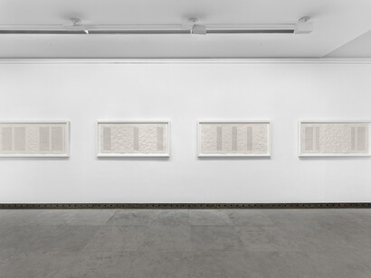 Loïc Le Groumelle, Écritures, mégalithes et cupules III, vue d'exposition. Avec l'aimable autorisation de la Galerie Karsten Greve. Photo de Nicolas Brasseur