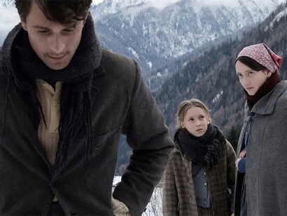 Girato in dialetto solandro, "Vermiglio" celebra la bellezza delle lingue locali e delle tradizioni orali, restituendo un ritratto vivido di un mondo in via di scomparsa, ma ancora radicato nel cuore delle montagne. Immagine dal trailer del film con Giuseppe De Domenico e Martina Scrinzi