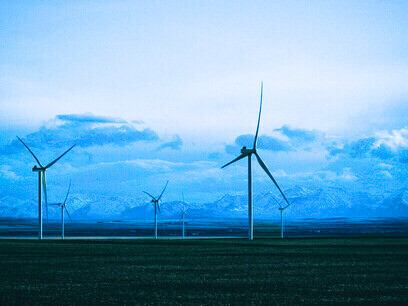 Les éoliennes dressées face au vent rappellent un monde gouverné par des forces imprévisibles