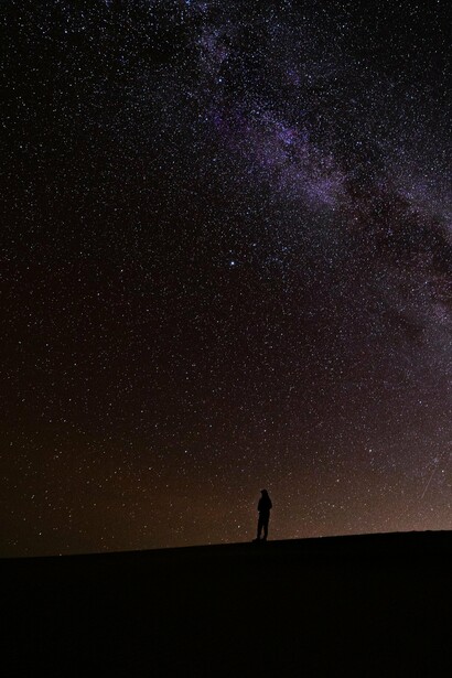 Sem luz artificial, resta apenas o silêncio do céu noturno e a imensidão do desconhecido. A escuridão transforma a contemplação do universo numa experiência íntima, quase existencial. Quando a luz se apaga, sobra a imaginação, elemento essencial da ficção científica clássica celebrada no artigo