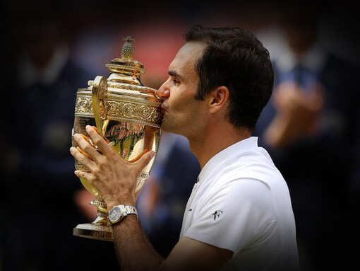 Roger Federer besa la copa de Wimbledon 2017, su último campeonato de Grand Slam
