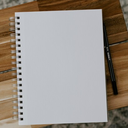 Scrivere in questo diario diventa un piccolo gesto di resistenza, un modo per non perdere se stessi mentre il mondo intorno si trasforma