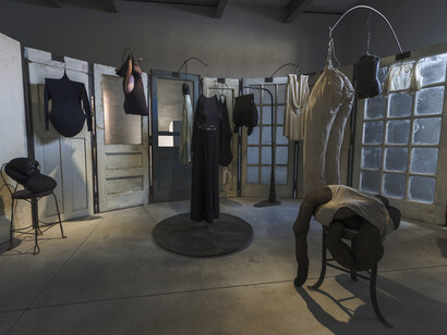 Louise Bourgeois, Cell (Clothes), 1996. Courtesy of Fondazione Prada