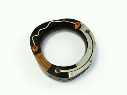 Carlos Pastor, brazalete de madera, plata y leds. 1990
