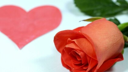 Una rosa y un corazón como regalos de San Valentín