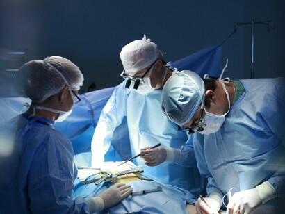 Os riscos mais graves deste tipo de procedimento, apesar de pouco falados são: embolia pulmonar, parada cardiorrespiratória e tromboembolismo. E no caso dela, foi o que aconteceu. Mesmo tendo sido acompanhada por médicos renomados em um dos mais bem conceituados hospitais do país. Prova de que qualquer pessoa, mesmo nas melhores condições, está sujeita a riscos