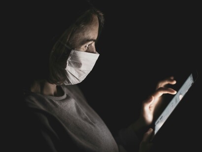 Molti meme hanno incoraggiato le persone a restare a casa per ridurre la diffusione del virus. Questi meme spesso mostravano scene divertenti di persone che cercavano di trovare cose da fare a casa, come maratone di serie TV, imparare nuove ricette, o addirittura conversare con oggetti inanimati
