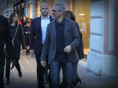 Tiziano Buccarello che passeggia per le vie di una città