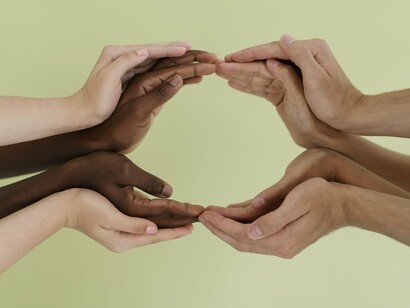Para Aristóteles, é a prática das virtudes é o que nos torna excelentes. Devemos buscar a excelência mediante a prática das virtudes. Sendo assim, é de grande importância que busquemos viver de maneira excelente na sociedade em que nos inserimos